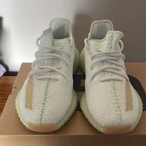 Yeezy 300 v2 hypers size 9 men’s